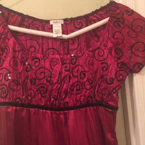 Red and black sequined short sleeve shirt. - Picture 2 of 3